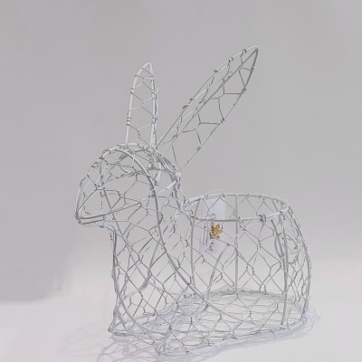 Coelho em rede branca.