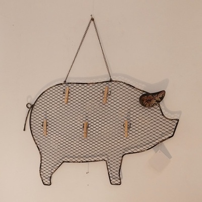 Porco em rede para pendurar.