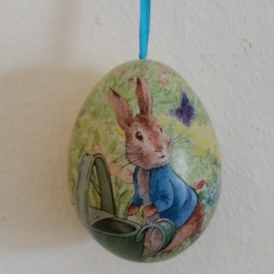 Lata ovo de Páscoa de pendurar com fita azul -  Peter Rabbit.