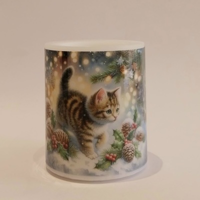 Vela decorada com gatos e motivos de Natal.