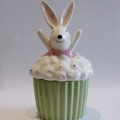 Pote cupcake em porcelana com um coelho na tampa.