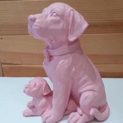 Cão cor de rosa em poliresina.