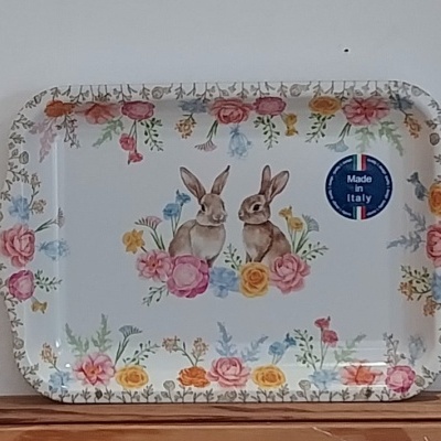 Tabuleiro pequeno com coelhos.