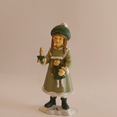 Boneca com uma vela de Natal.