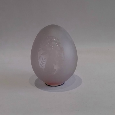 Ovo de páscoa cor de rosa claro com um coelho.