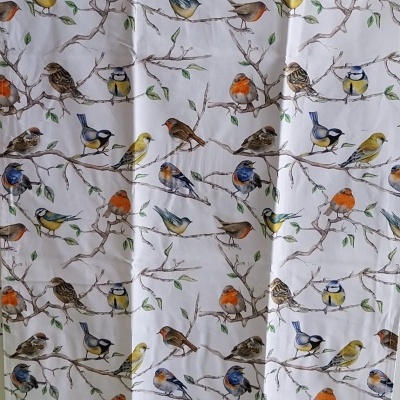 Pano de cozinha com passarinhos.