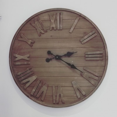 Relógio de parede  em madeira.