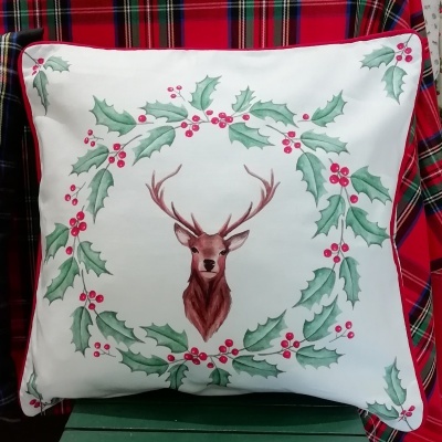 Almofada de Natal, com azevinho e uma rena.