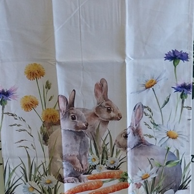 Pano de cozinha com coelhos cenouras e flores.