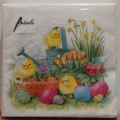 Guardanapos de papel com pintos, ovos de páscoa e flores.
