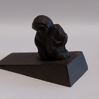 Trava portas com esquilo.