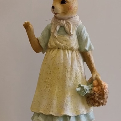 Coelha com cesta dos ovos de Páscoa.