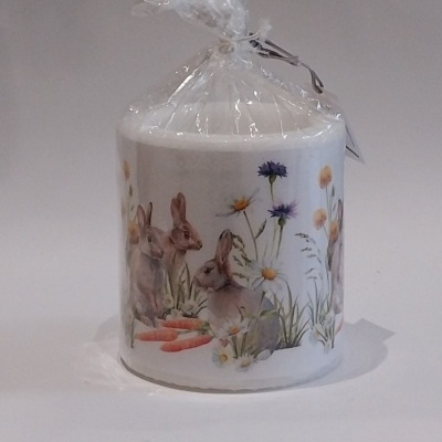 Vela com coelhos,  cenouras e flores.