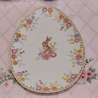 Prato oval em porcelana.