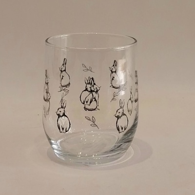 Copo em vidro com coelhos.