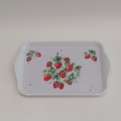 Tabuleiro pequeno com morangos.