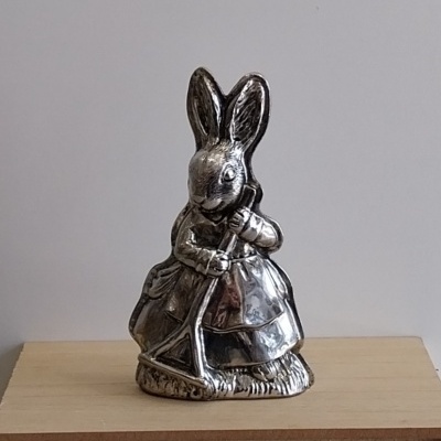 Coelha prateada com um ancinho.