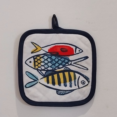 Pega de cozinha com peixes.