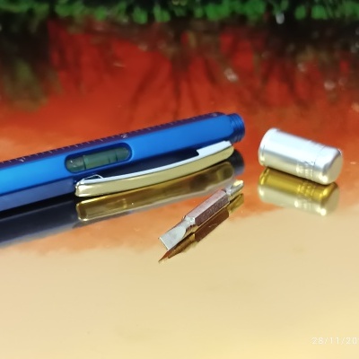 Esferográfica multi ferramenta 4 em 1