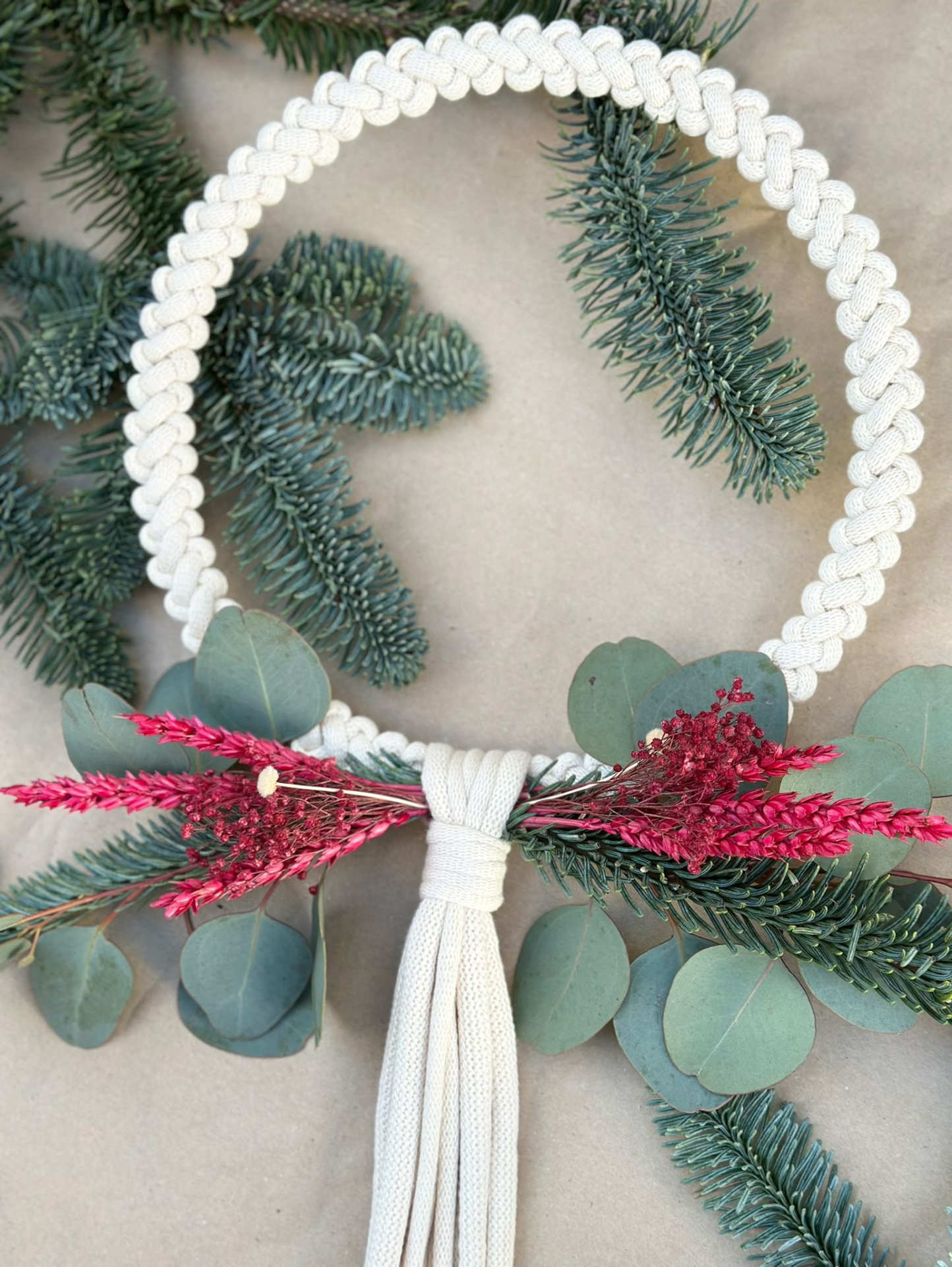 Workshop - Coroas de Natal em Macramé com Flores Naturais - 20/12/2025 (10h às 13h) Workshop - Coroas de Natal em Macramé com Flores Naturais - 20/12/2025 (10h às 13h)