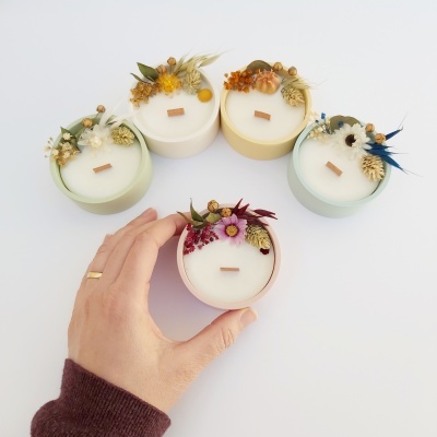 Velas aromáticas decoradas com flores Velas aromáticas decoradas com flores