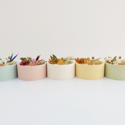 Velas aromáticas decoradas com flores Velas aromáticas decoradas com flores