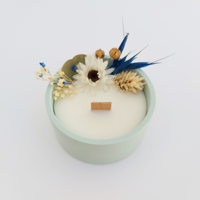 Velas aromáticas decoradas com flores Velas aromáticas decoradas com flores