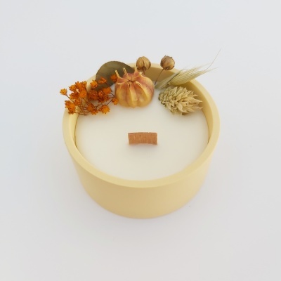 Velas aromáticas decoradas com flores Velas aromáticas decoradas com flores