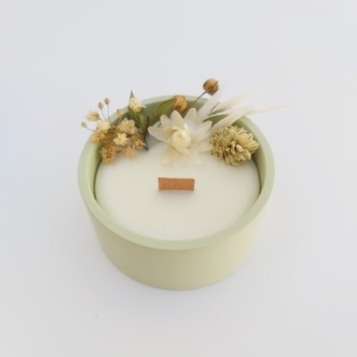 Velas aromáticas decoradas com flores Velas aromáticas decoradas com flores