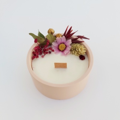 Velas aromáticas decoradas com flores Velas aromáticas decoradas com flores
