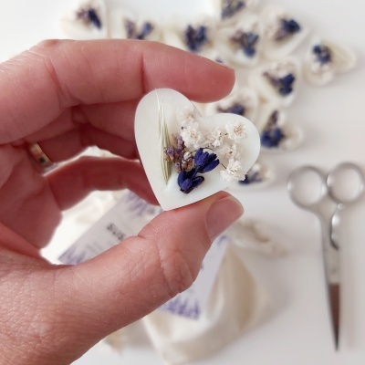 Cera de soja perfumada e decorada com flores Cera de soja perfumada e decorada com flores