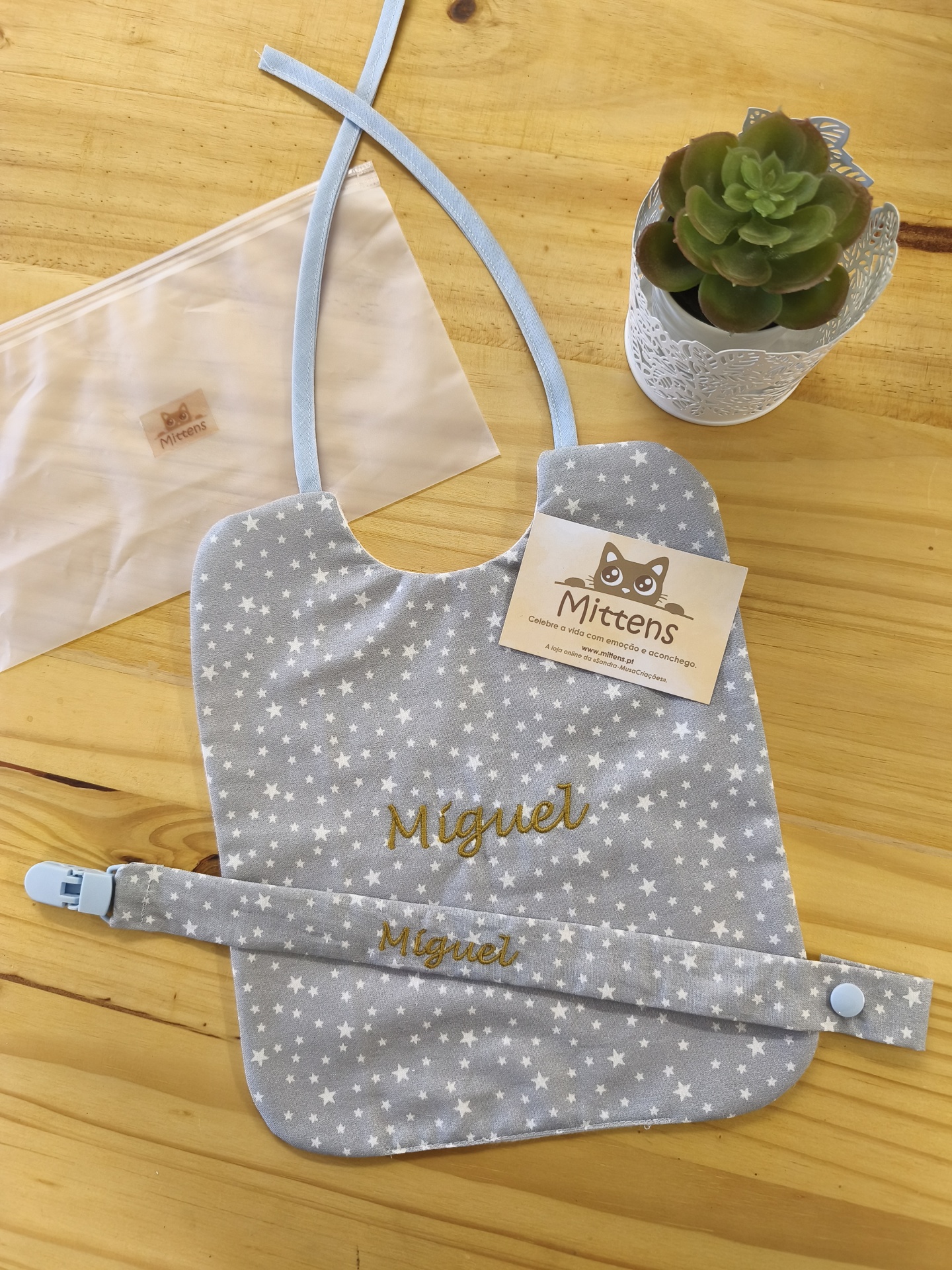 Conjunto de babete e fita de chucha