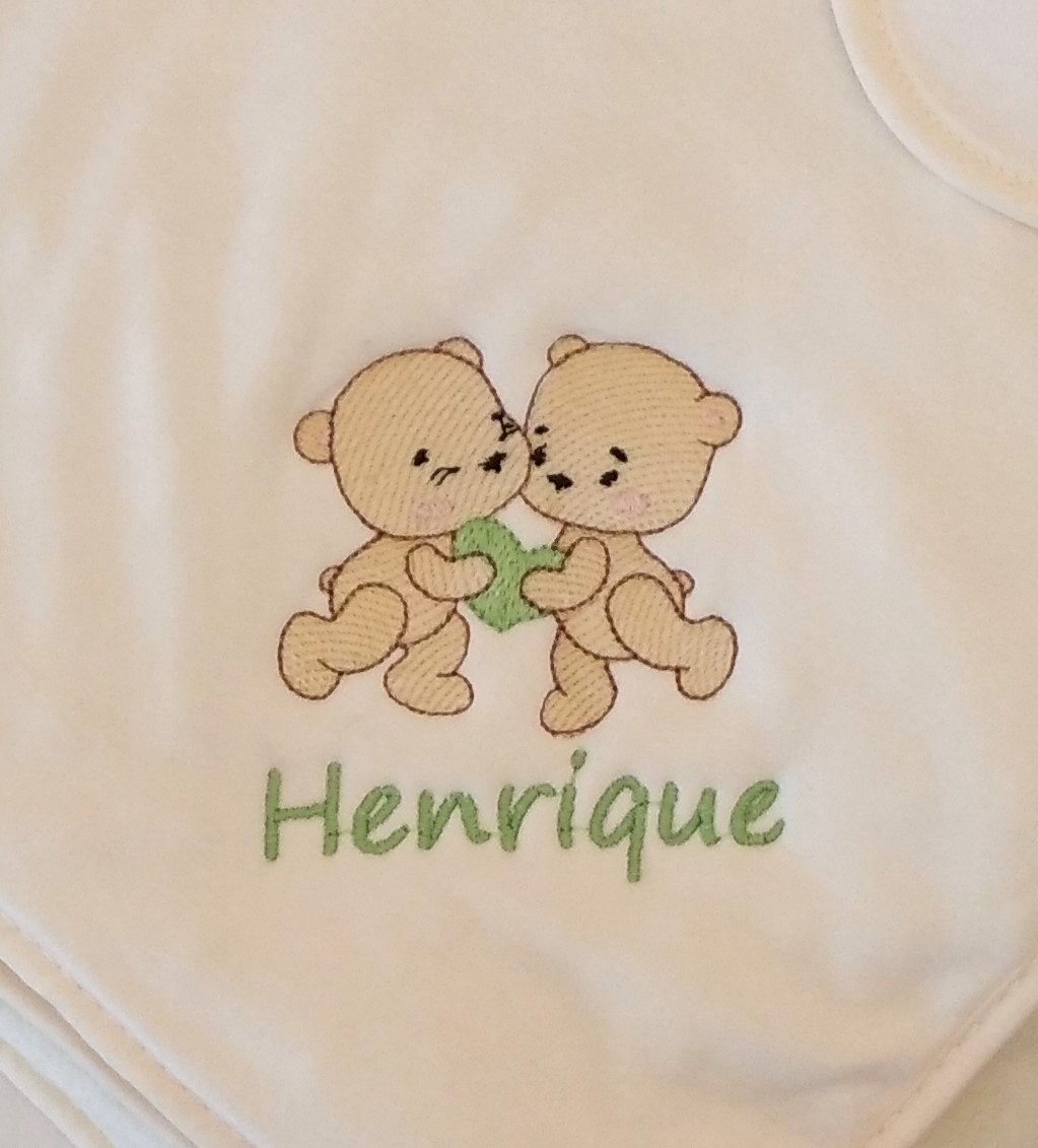 Toalha com capuz bordado (ursinhos e coração)