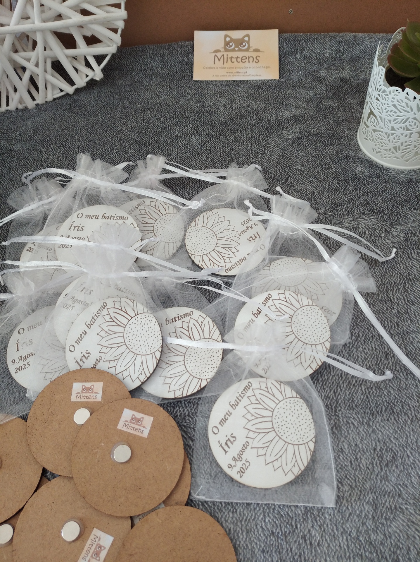 Lembrança: íman redondo em mdf branco