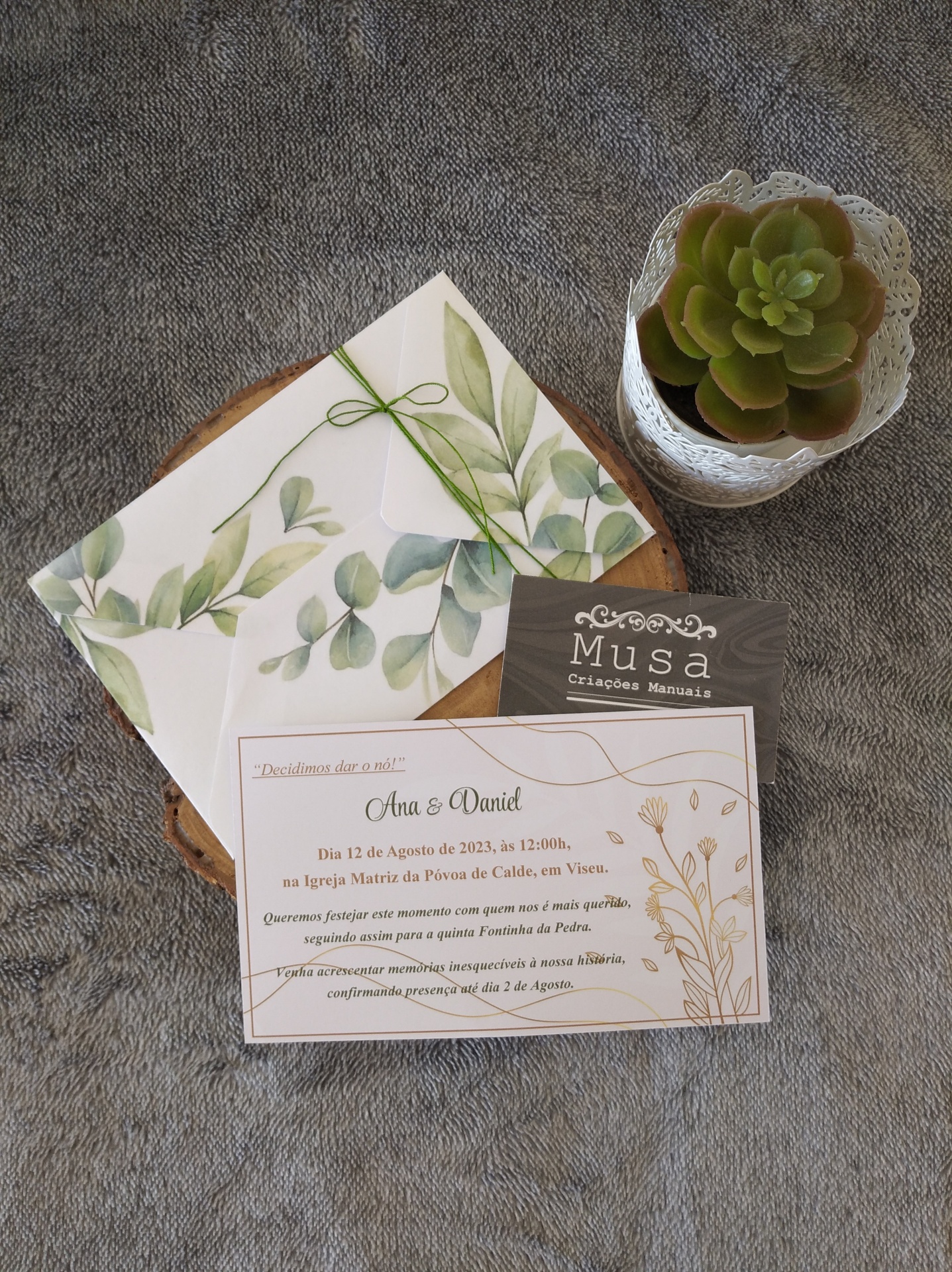Convite de casamento com envelope eucalipto