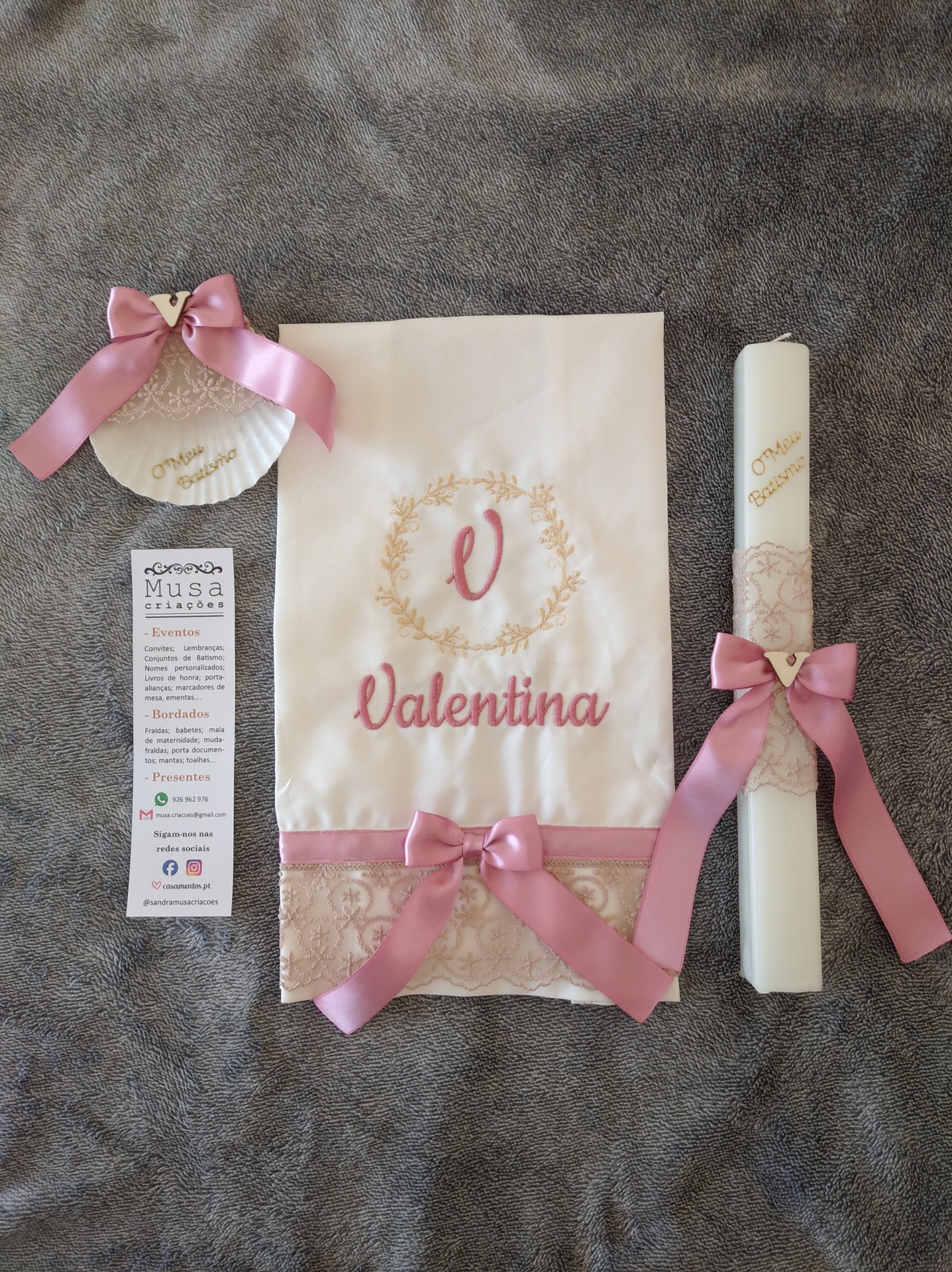 Conjunto de batismo inicial com renda bege