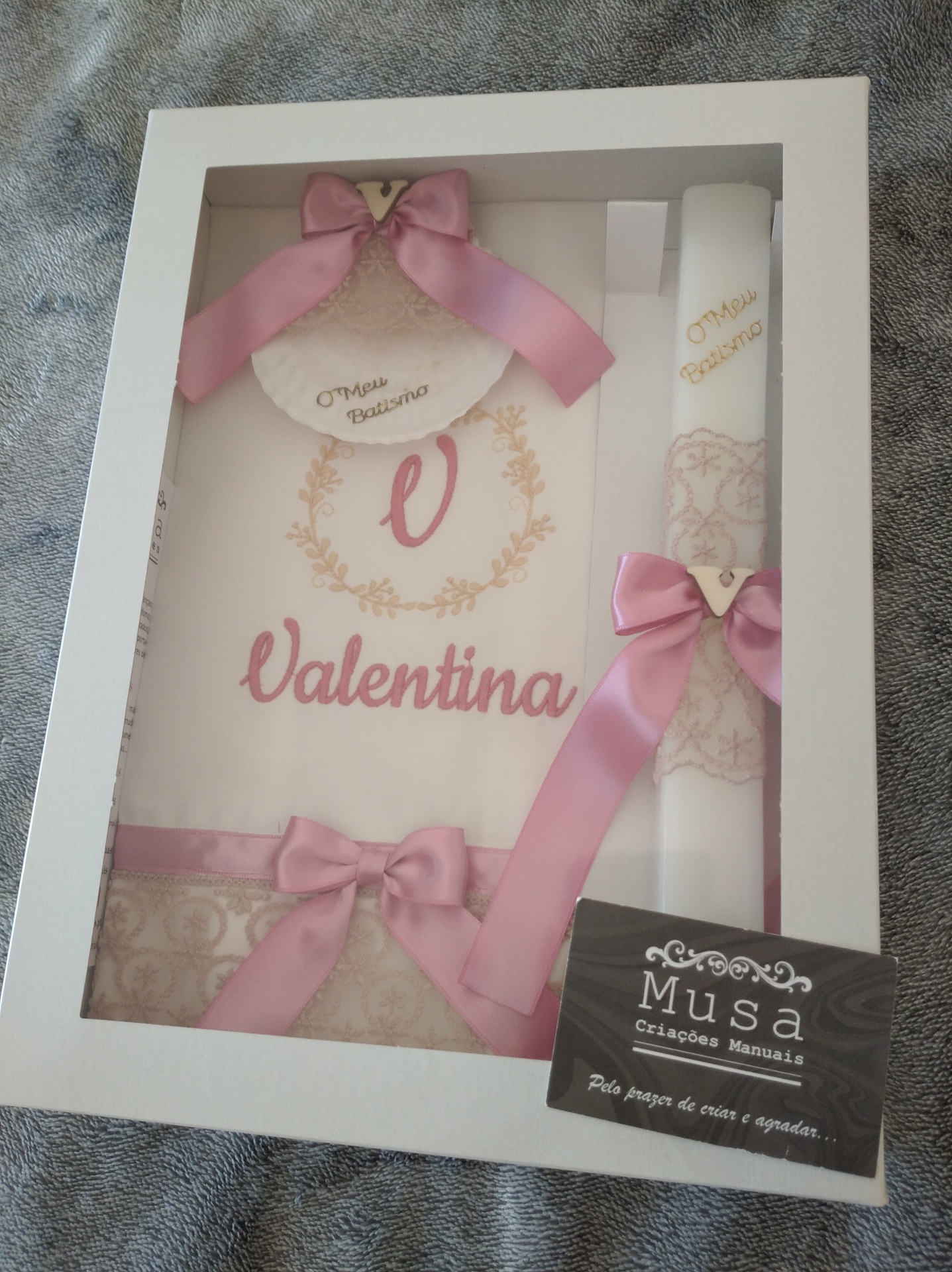Conjunto de batismo inicial com renda bege