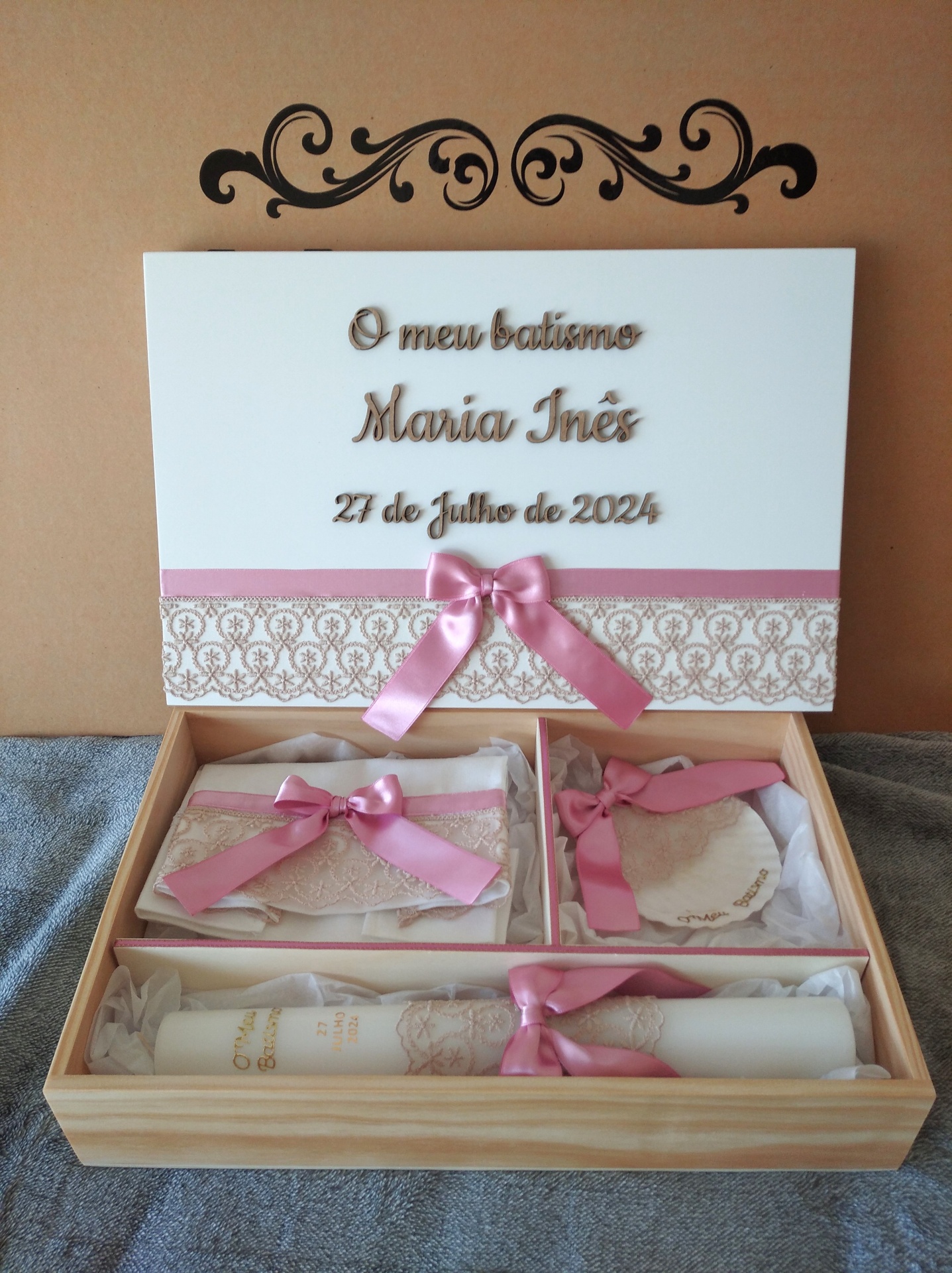 Conjunto de batismo inicial com renda bege