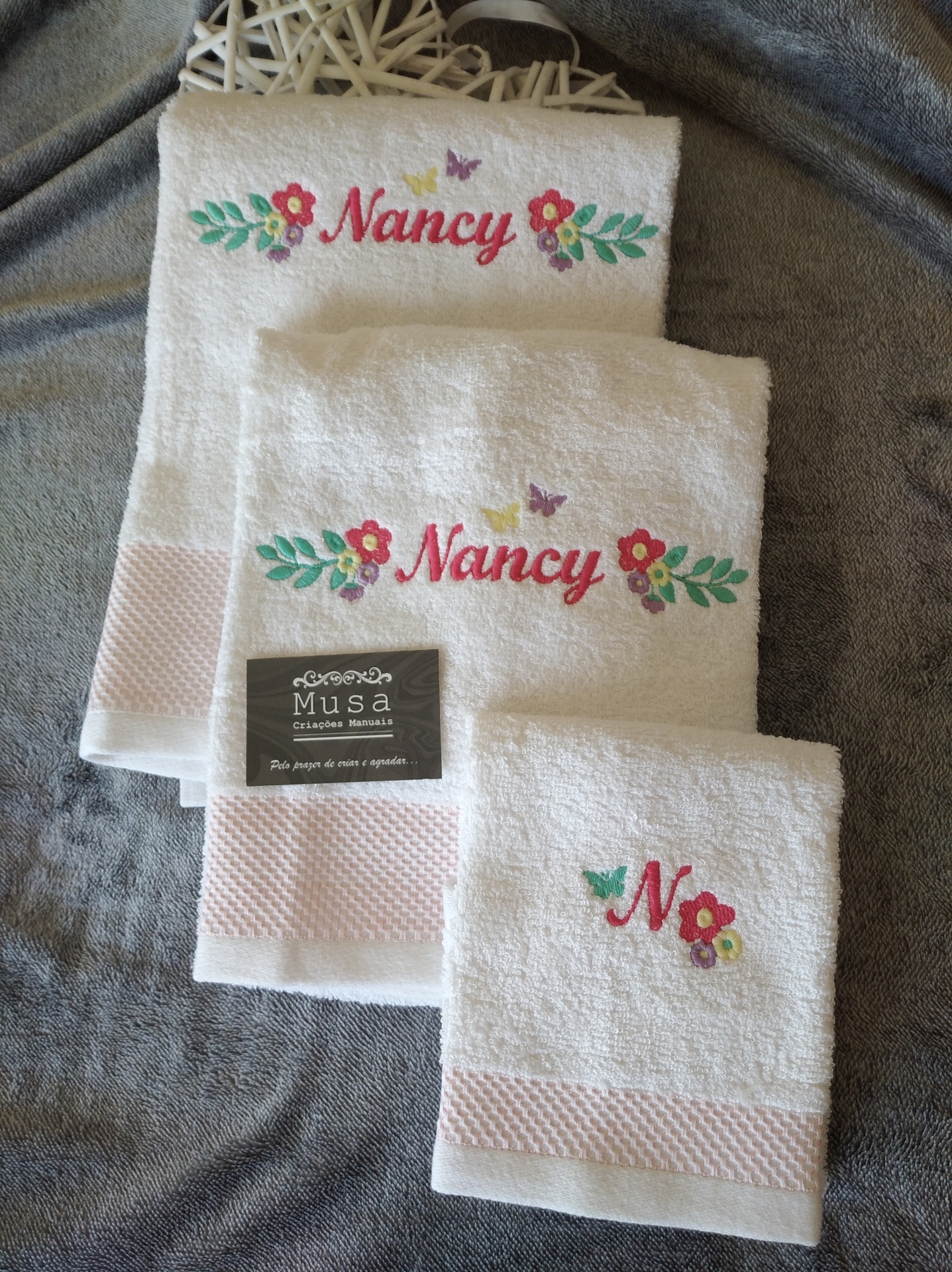 Toalhas bordadas com nome e flores