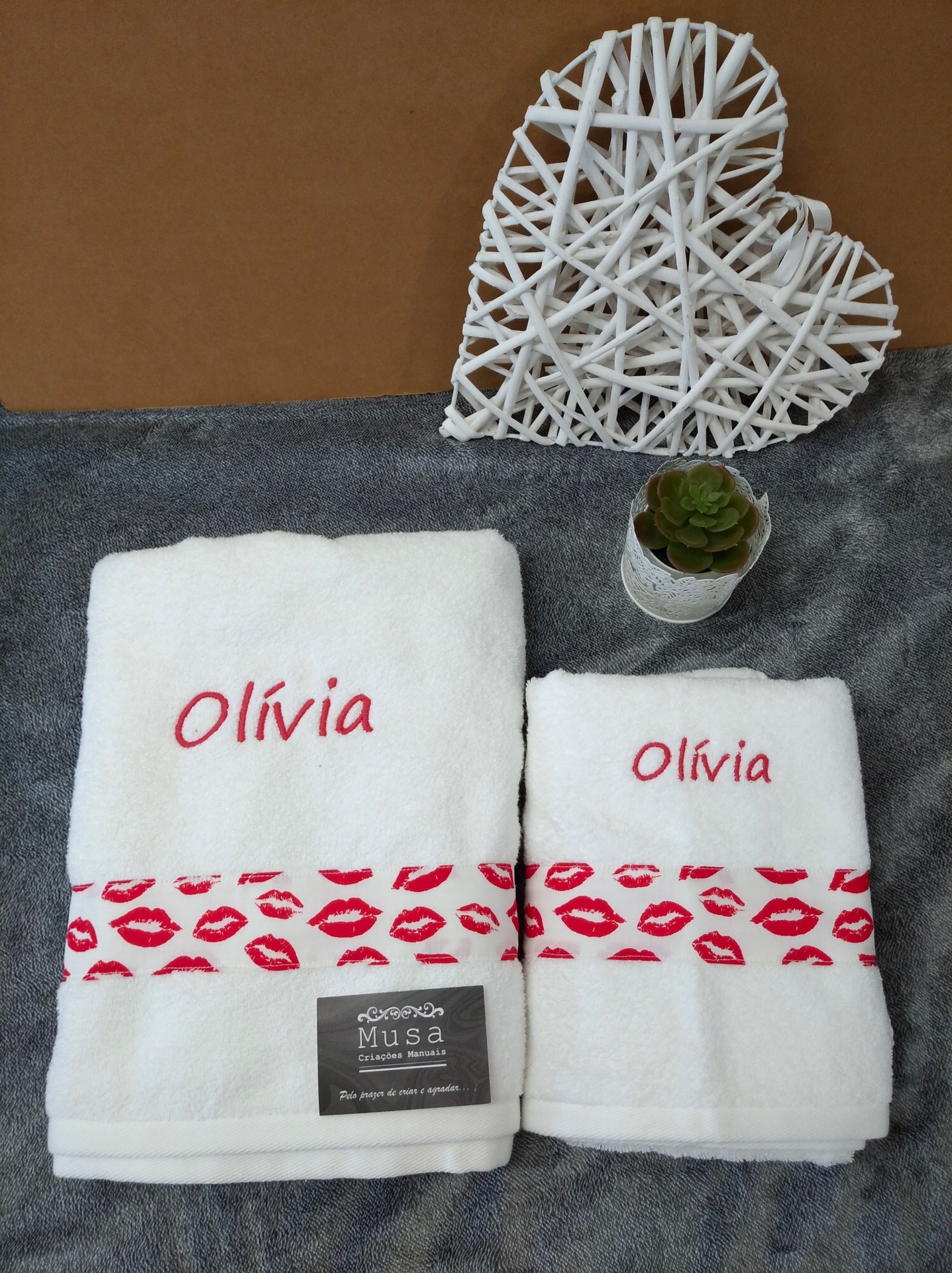 Toalhas com barra de tecido e nome bordado