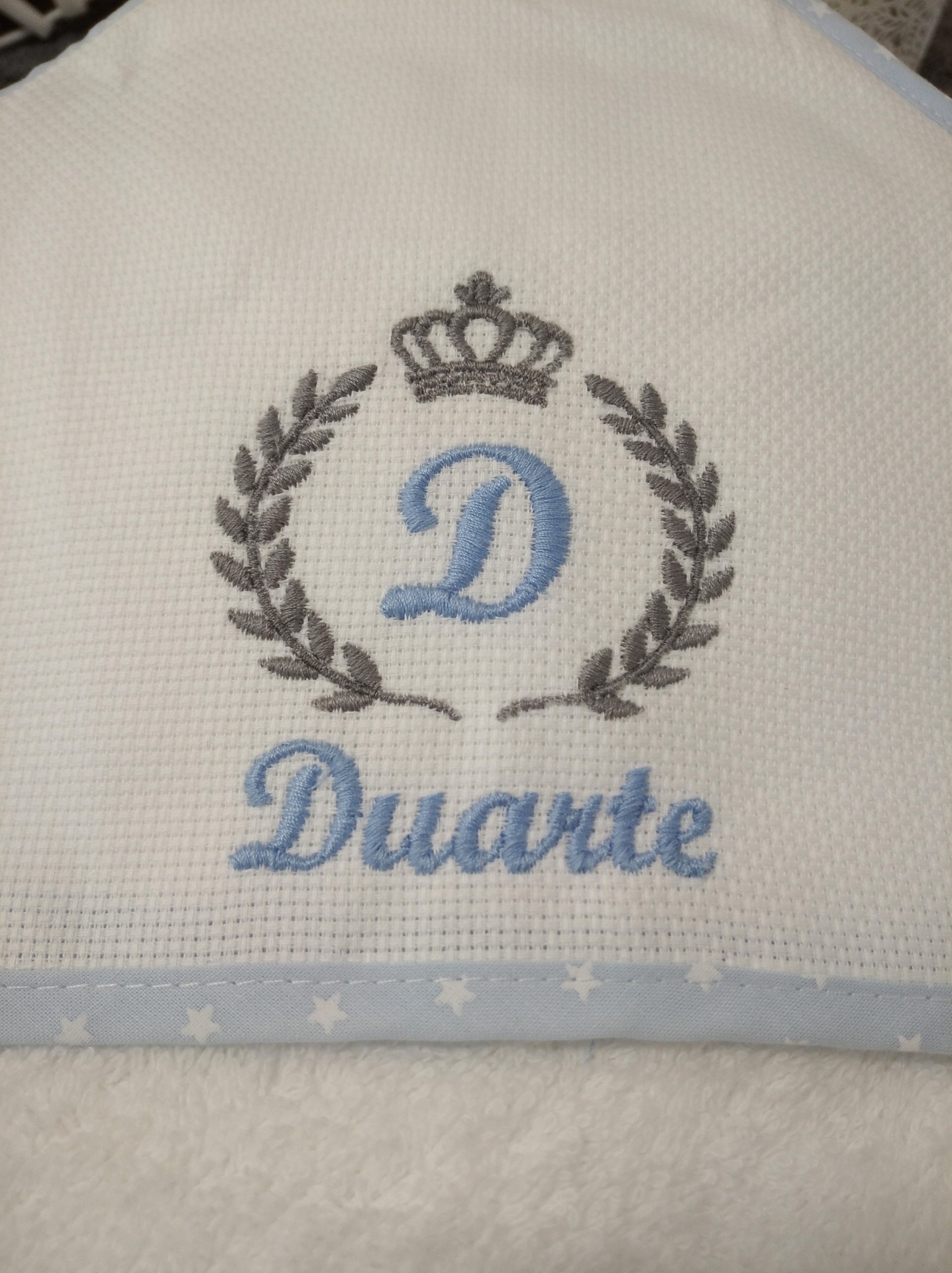 Toalha com capuz bordado "Brasão"