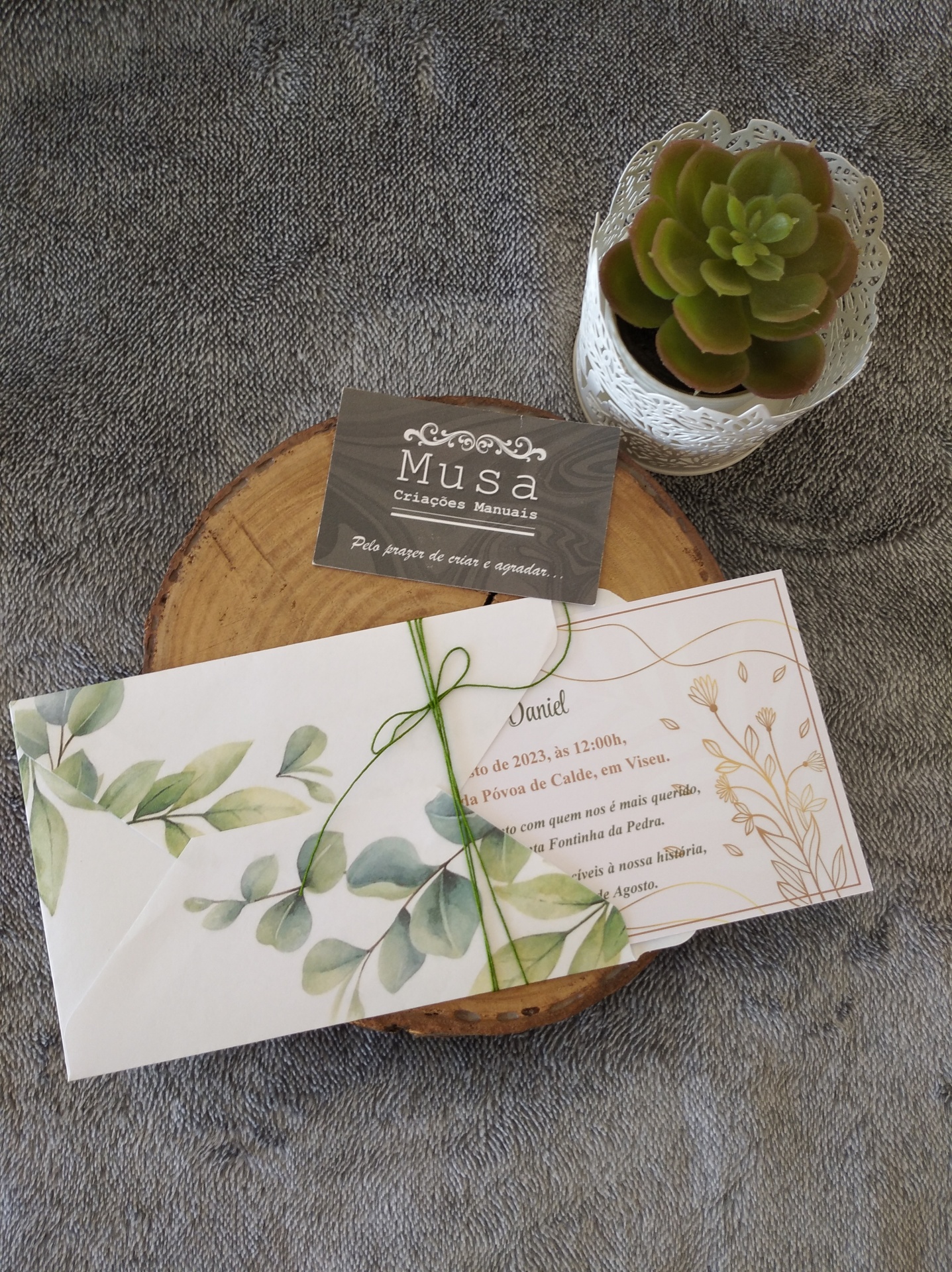 Convite de casamento com envelope eucalipto