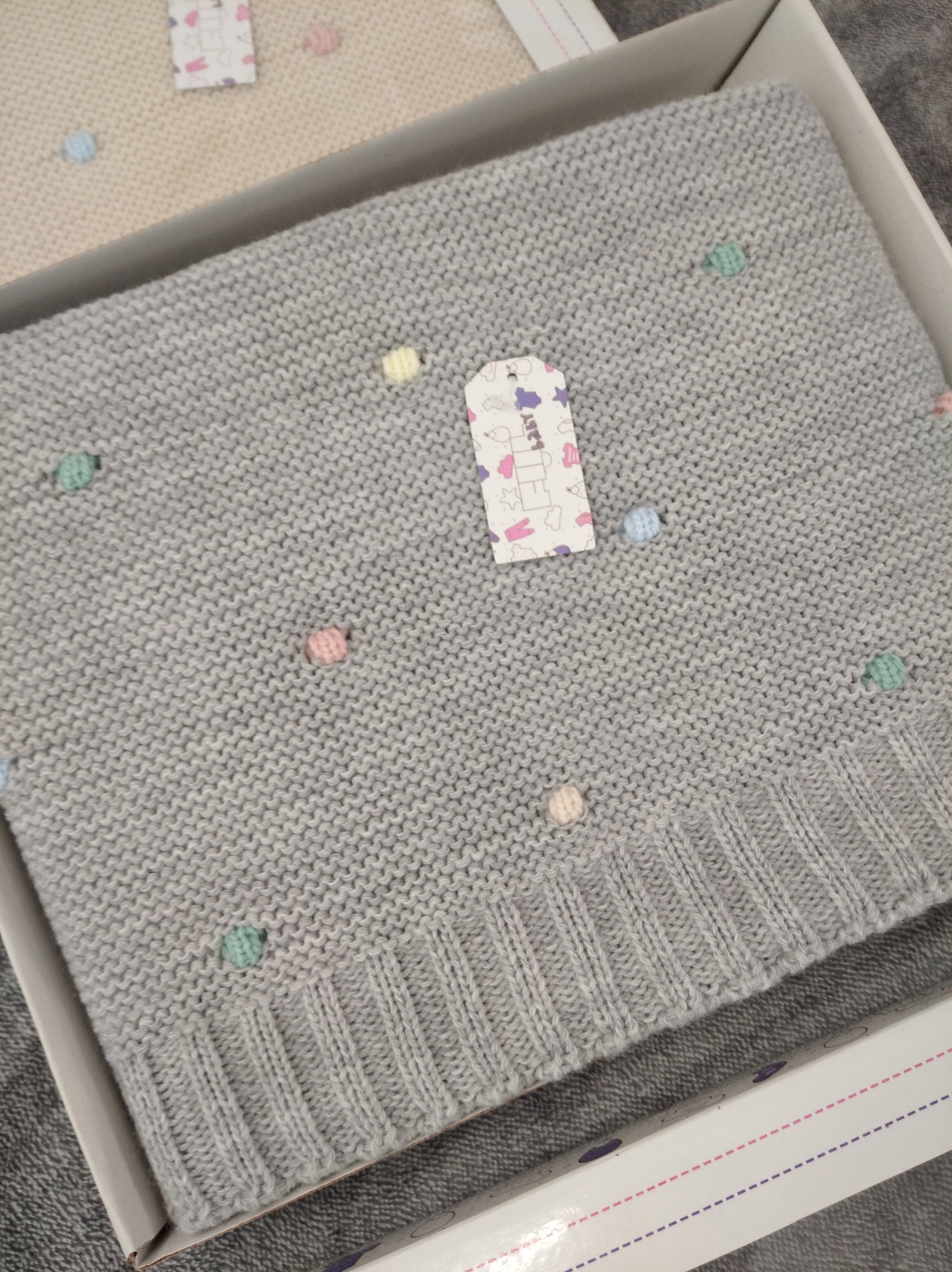 Manta malha pompons coloridos