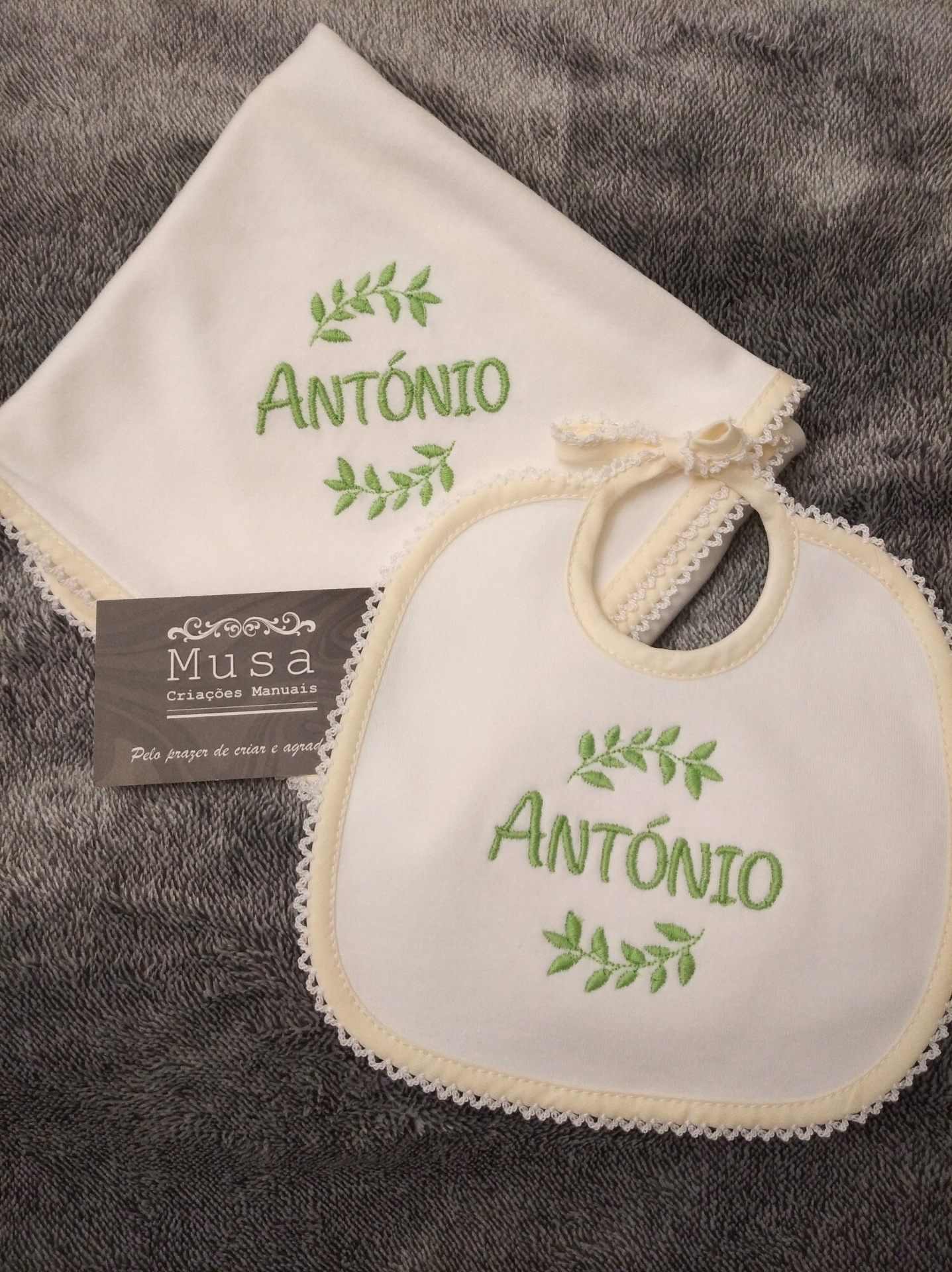 Conjunto de fralda e babete 1 (raminhos)