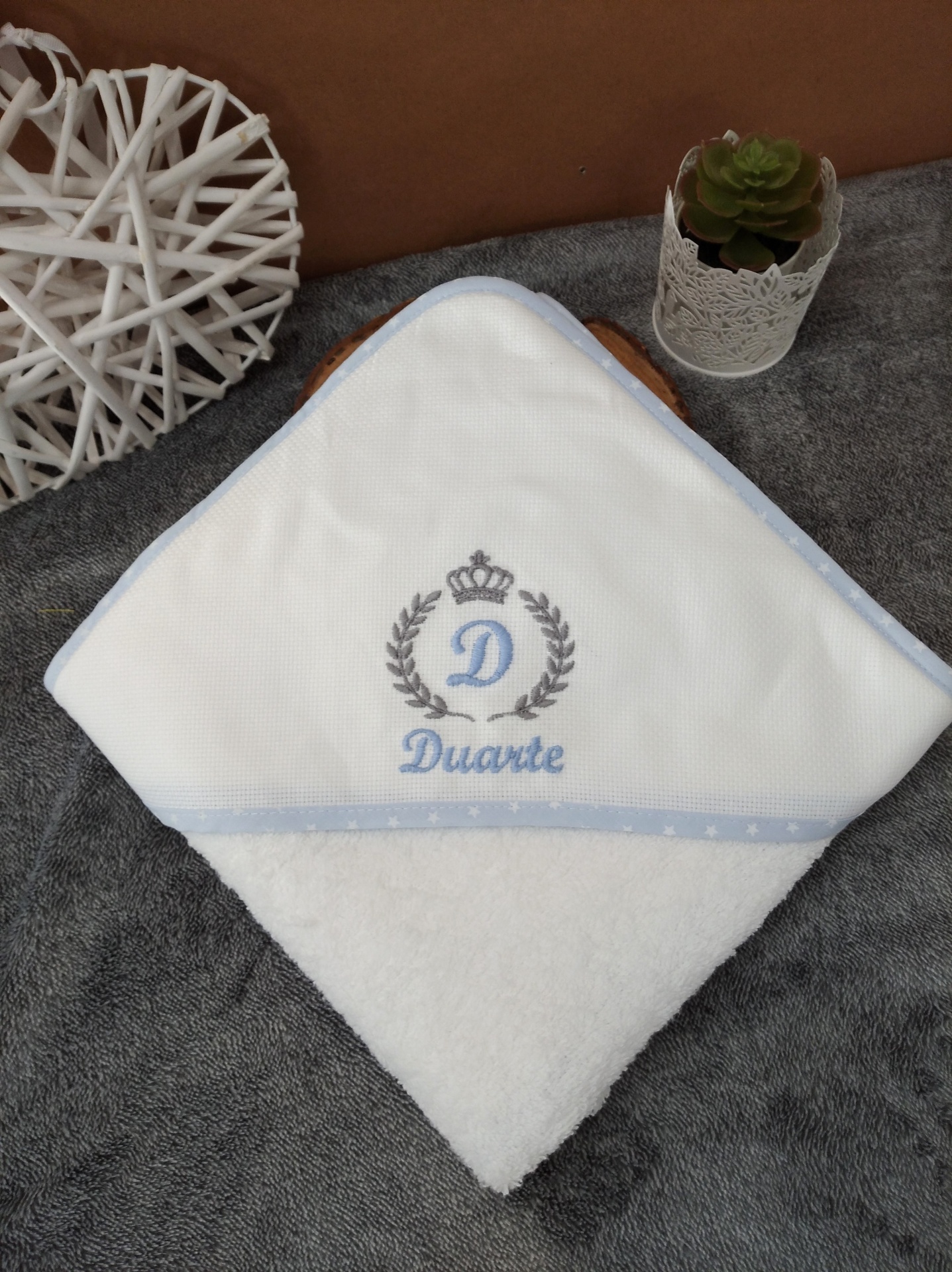 Toalha com capuz bordado "Brasão"