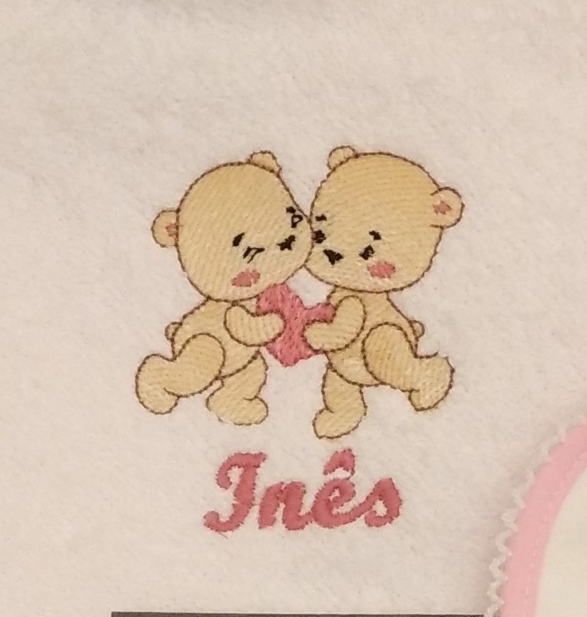 Toalha com capuz bordado (ursinhos e coração)