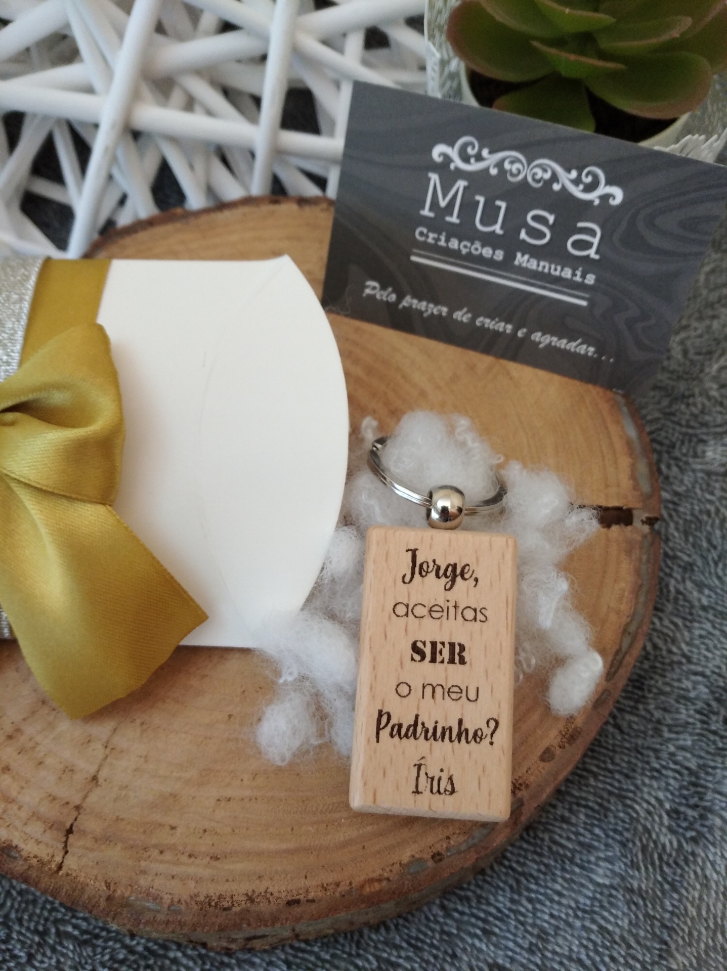 Convite: porta-chaves de madeira