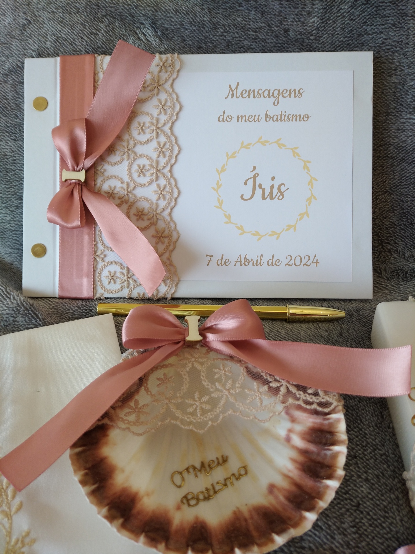 Conjunto de batismo inicial com renda bege