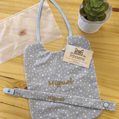 Conjunto de babete e fita de chucha