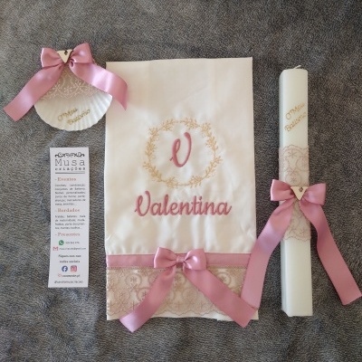 Conjunto de batismo inicial com renda bege